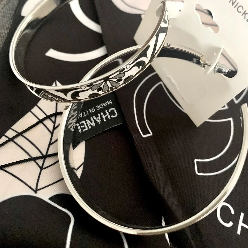 ✨NEW✨LARGE BLACK & WHITE HOOP EARRINGS - Picture 3 of 4